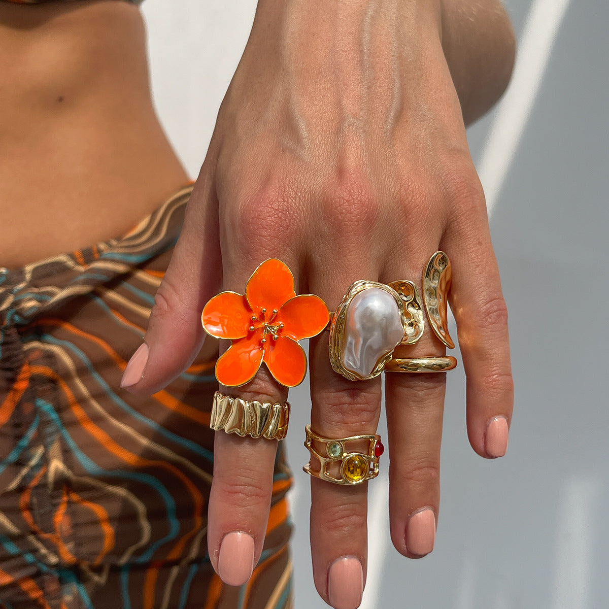Anillo abierto con flor de lava líquida y diseño transfronterizo entre Europa y Estados Unidos con imitación de perla barroca y piedras preciosas.