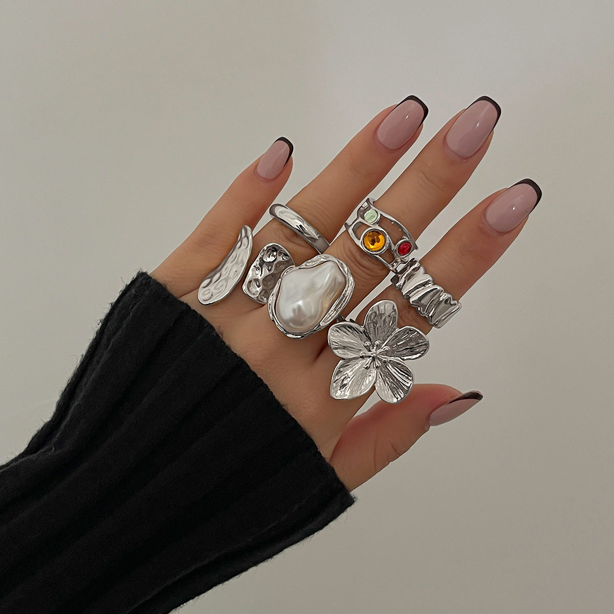 Anillo abierto con flor de lava líquida y diseño transfronterizo entre Europa y Estados Unidos con imitación de perla barroca y piedras preciosas.