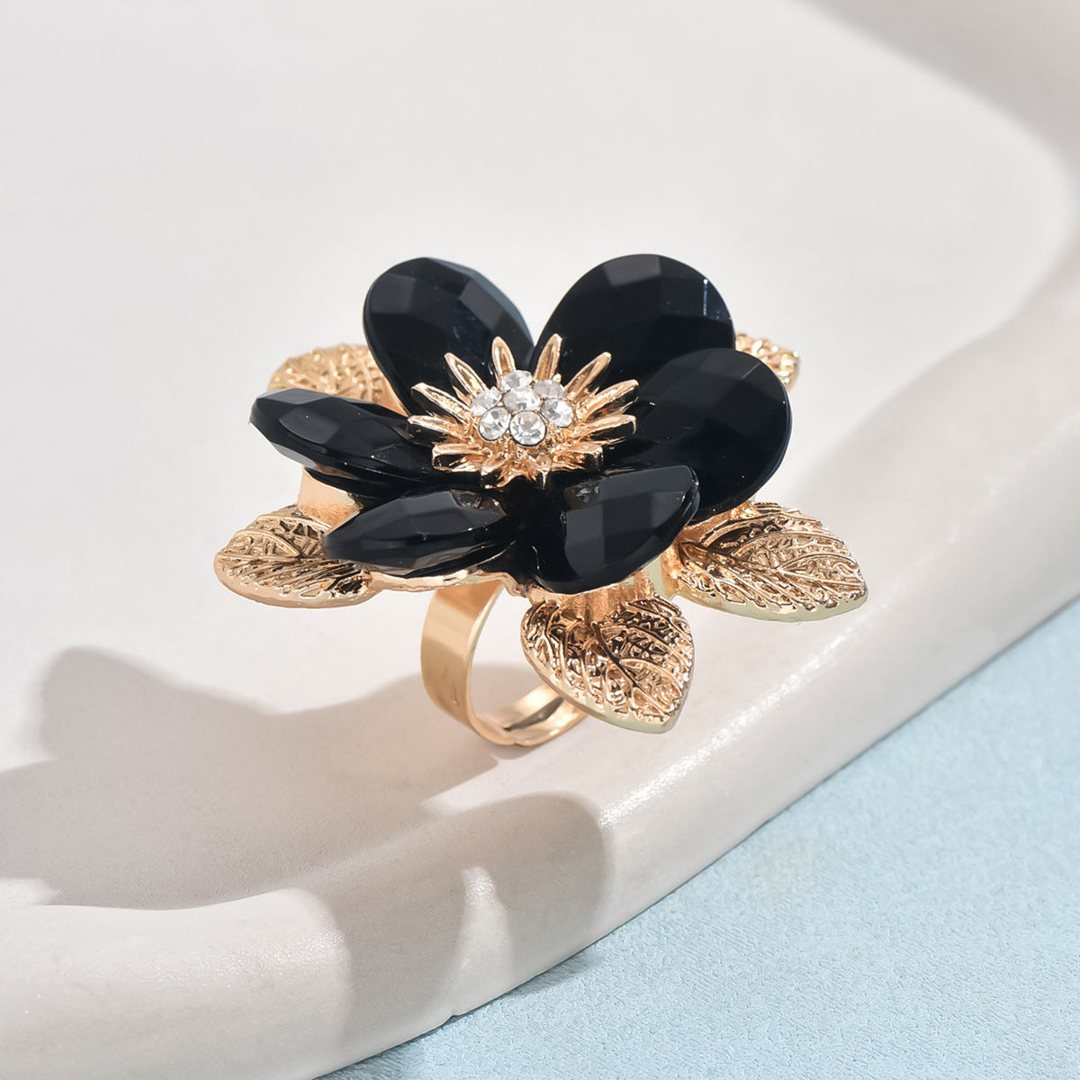 Elegant Vintage Black & Gold Floral Ring - ViktaShop