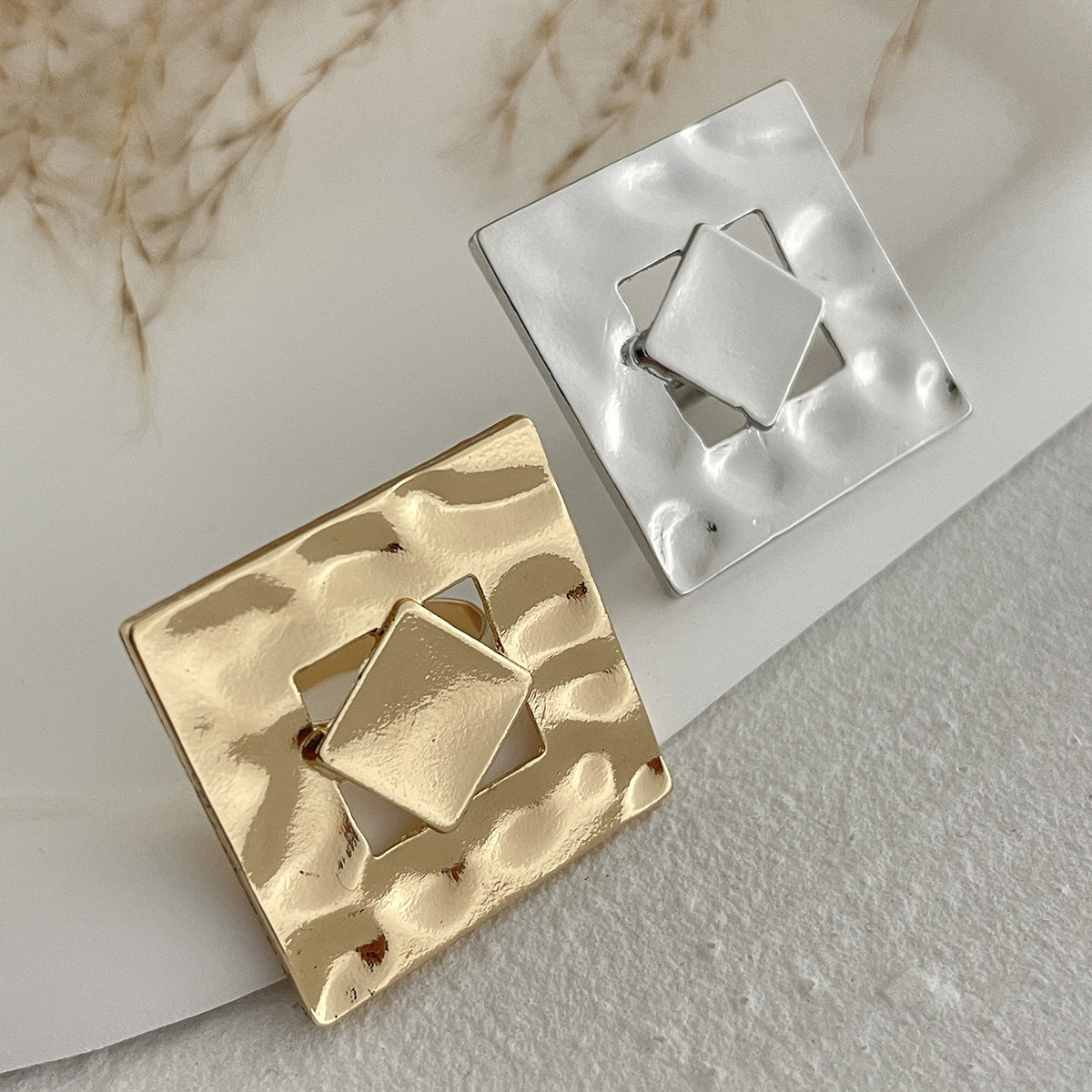 Liquid Metal Geometric Flower Ring, Irregular Hollow Design - ViktaShop