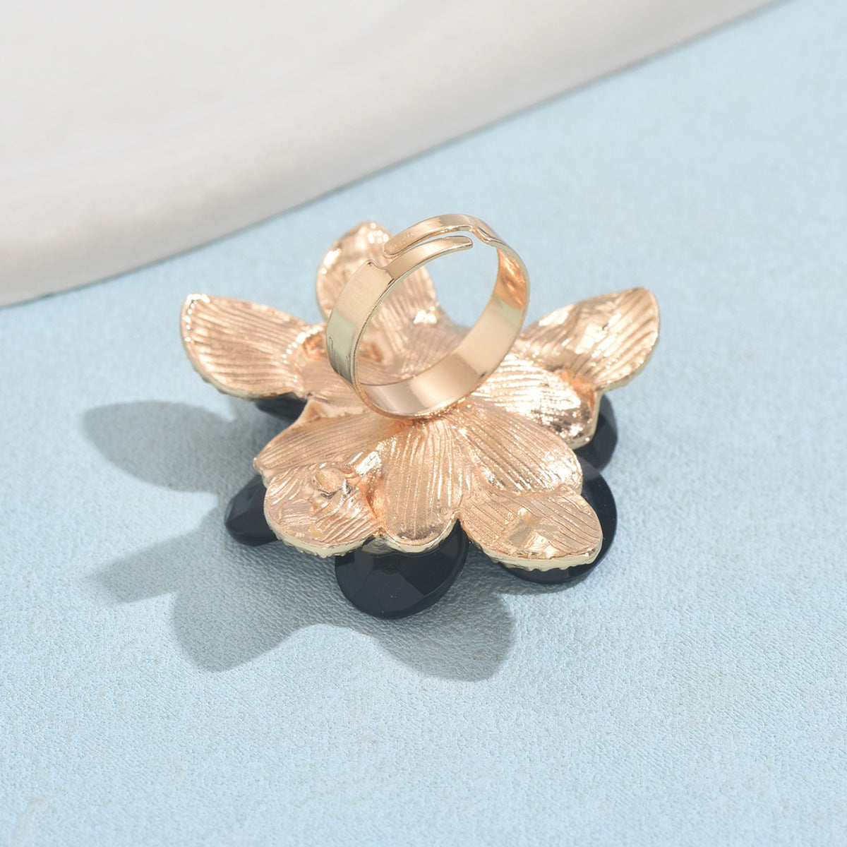 Elegant Vintage Black & Gold Floral Ring - ViktaShop