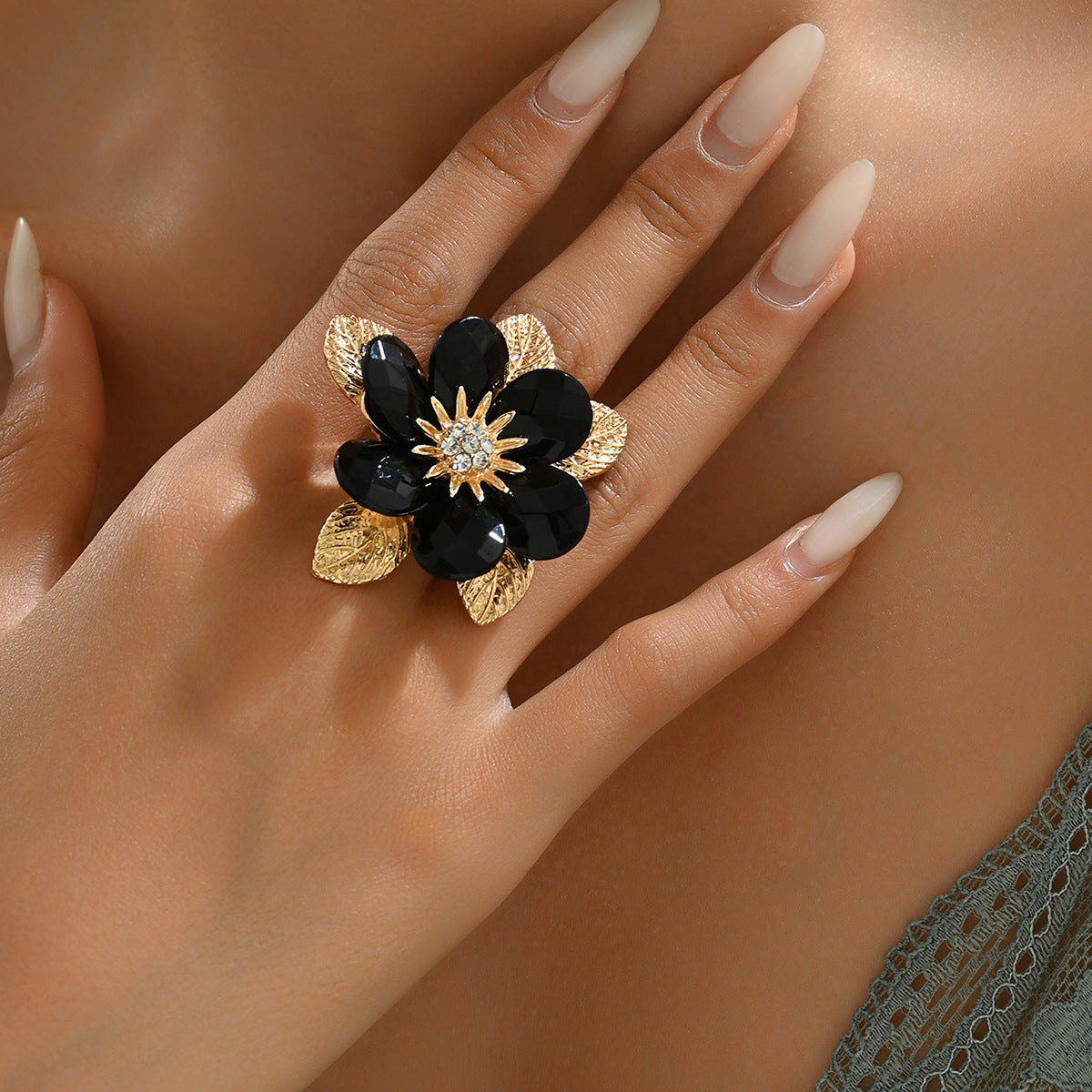 Elegant Vintage Black & Gold Floral Ring - ViktaShop